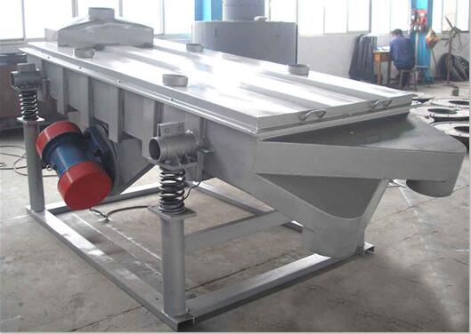 高(gāo)頻(pín)直線振動篩的(de)結構和(hé)篩分(fēn)特點